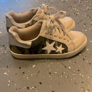 Cute comfy star camo sneakers! size 6.5